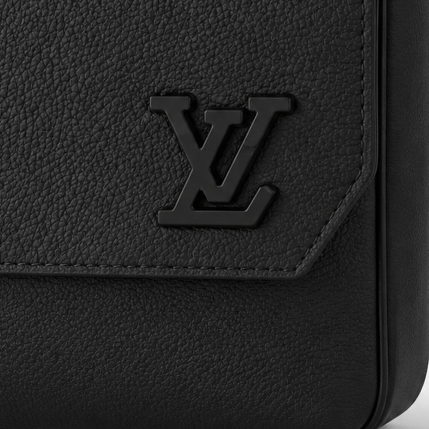 Louis Vuitton Fastline Messenger Black - LV logo detail